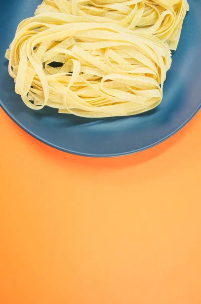 Tilikan Detail Dari Semangkuk Pasta Yang Dimasak Latar Belakang Oranye — Stok Foto