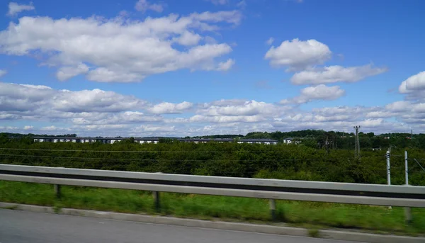 Tiro Lado Estrada Fundo Edifícios Cidade Céus Nublados Azuis — Fotografia de Stock