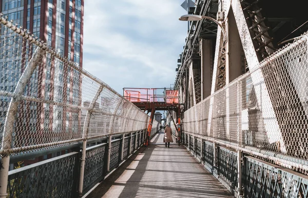 Una Pasarela Rodeada Edificios Gran Altura Nueva York — Foto de Stock