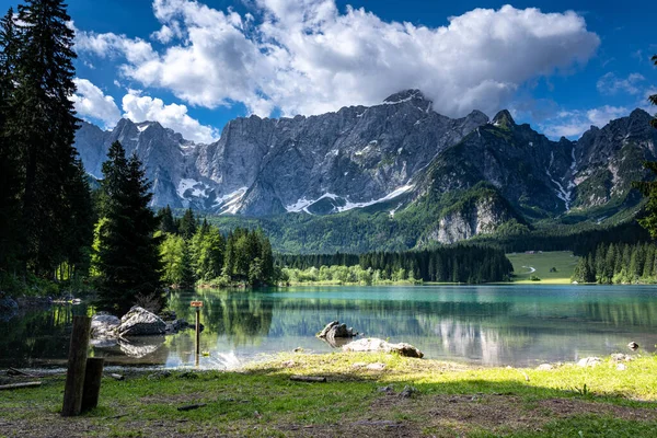 意大利的这个小湖 四周环绕着令人印象深刻的山脉 非常靠近与奥地利接壤的边境 — 图库照片