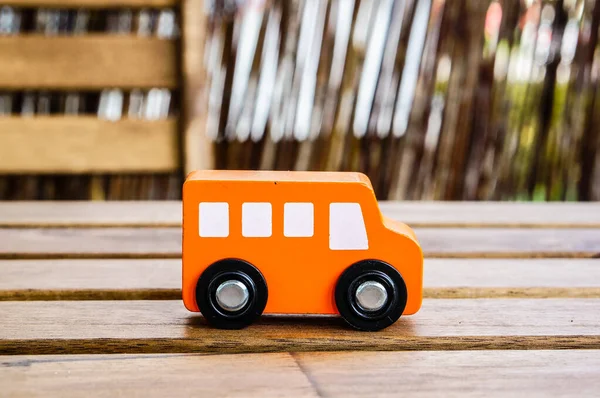 Tahta Turuncu Oyuncak Bir Otobüsün Yakın Çekimi — Stok fotoğraf
