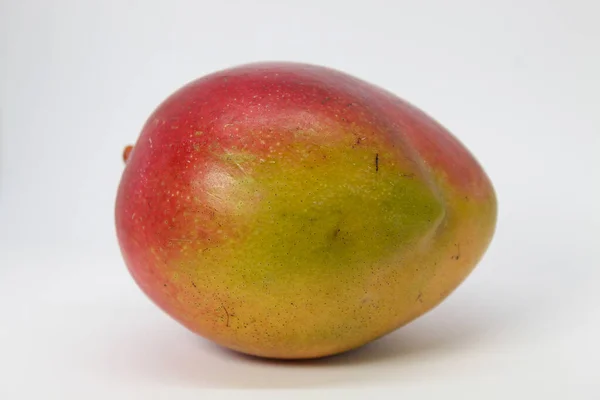 Stüdyoda Beyaz Bir Arka Planda Yakın Plan Mango Çekimi — Stok fotoğraf