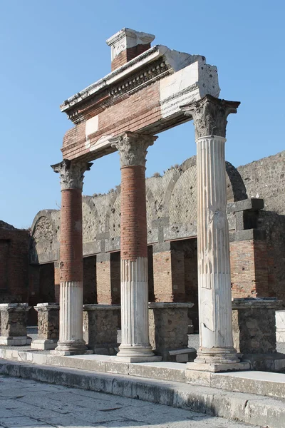 イタリアのポンペイにある古代の建物の遺跡のショット — ストック写真