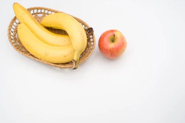 Frutas Frescas Sãs Uma Superfície Branca Maçã Banana — Fotografia de Stock