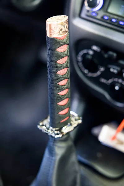 Ein Vertikaler Schuss Eines Samurai Schwertes Als Ger Shift Auto — Stockfoto
