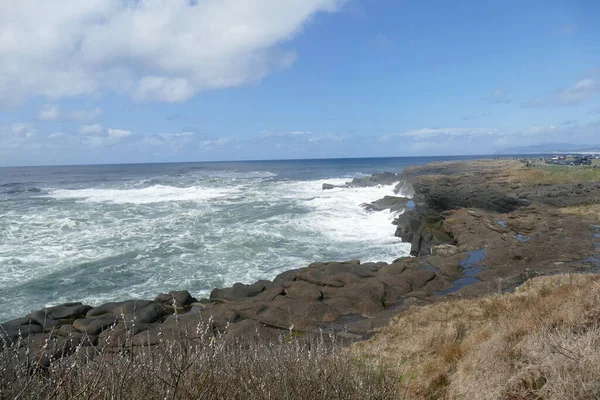 Uma Bela Vista Uma Praia Ensolarada Perto Água Com Pedras — Fotografia de Stock