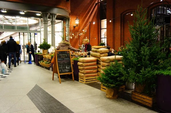 Poznan Polônia Dezembro 2014 Uma Fêmea Vendendo Pão Fresco Atrás — Fotografia de Stock