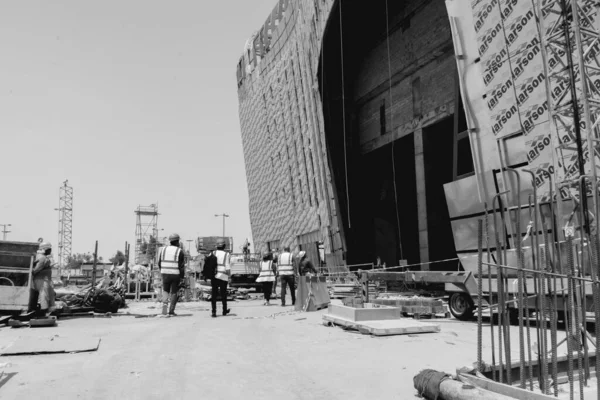 Lusail Katar Sierpień 2018 Szara Skala Robotników Mundurze Budowlanym Lusail — Zdjęcie stockowe