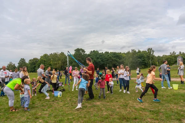 Poznan Polska Sierpnia 2021 Duża Grupa Dzieciaków Bawiących Się Bańkami — Zdjęcie stockowe