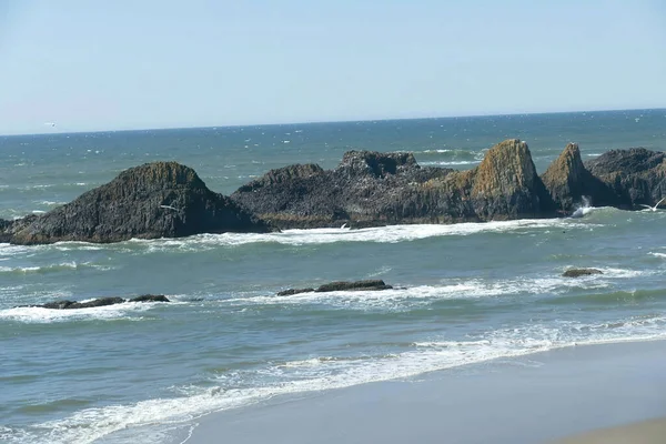 Deniz Kenarında Güneşli Bir Sahil Manzarası Oregon Kıyısındaki Mavi Gökyüzünün — Stok fotoğraf