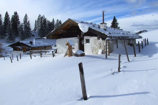 Paisaje Invierno Con Idílica Cabaña Montaña Haaralm Cerca Ruhpolding Alpes —  Fotos de Stock