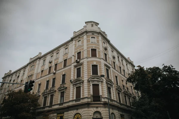 Una Bella Vista Della Facciata Anteriore Edificio Contro Cielo Nuvoloso — Foto Stock