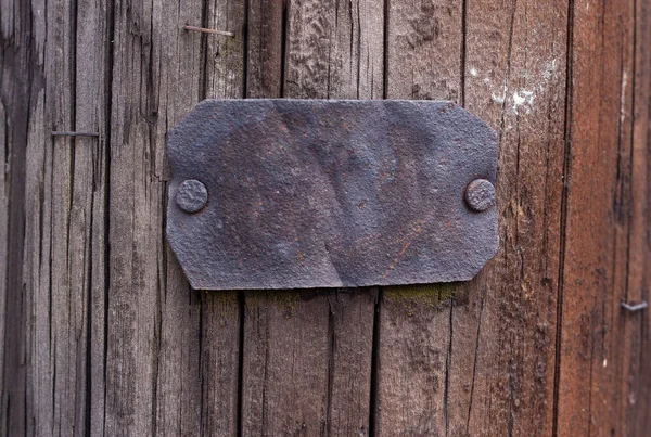 Primer Plano Una Pieza Metal Sobre Fondo Madera — Foto de Stock