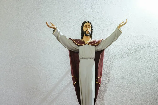 Una Figura Jesucristo Túnica Bíblica Con Sus Manos Levantadas Cielo — Foto de Stock