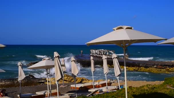 Bellissima Spiaggia Con Ombrellone Sedie Sulla Spiaggia Sabbiosa — Video Stock