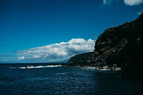 海岸边的大海和岩石群山的壮丽景色 — 图库照片