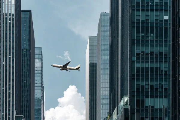 飞机飞越市区市区的现代摩天大楼 复制空间的天空 — 图库照片