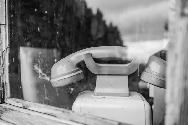 Uma Escala Cinza Telefone Vintage Atrás Vidro — Fotografia de Stock