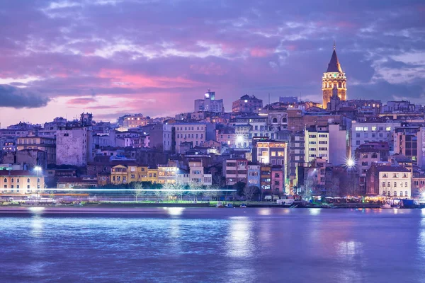 Disparo Torre Galata Estambul Turquía Durante Una Noche Estrellada Púrpura — Foto de Stock