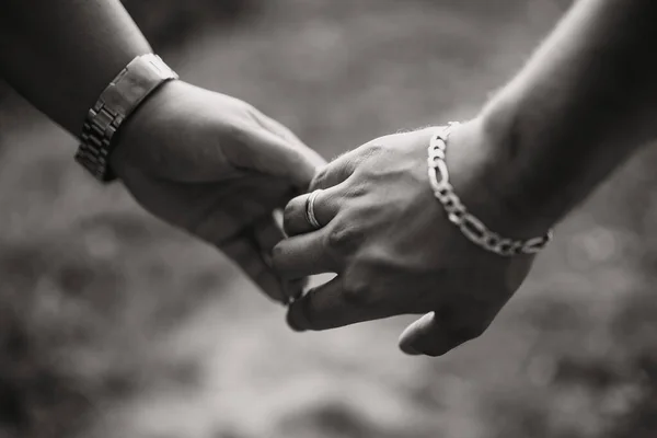 Eine Graustufenaufnahme Der Hände Eines Liebenden Paares — Stockfoto