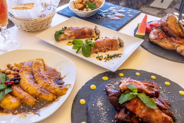 Primer Plano Una Mesa Restaurante Con Diferentes Platos Deliciosos Vasos — Foto de Stock