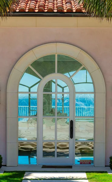 Внутренний Вид Дома Стеклянной Дверью Отражением Поверхности — стоковое фото