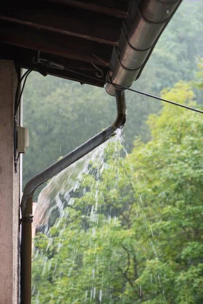 雨中房屋下水管的垂直特写 — 图库照片