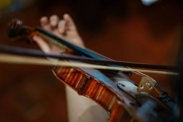 小提琴手拉小提琴的特写 专注于小提琴 — 图库照片