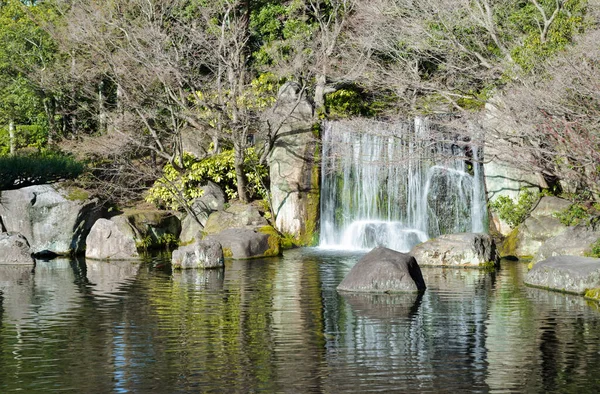 Eine Wunderschöne Landschaft Eines Wasserfalls Umgeben Von Klippen Japan — Stockfoto