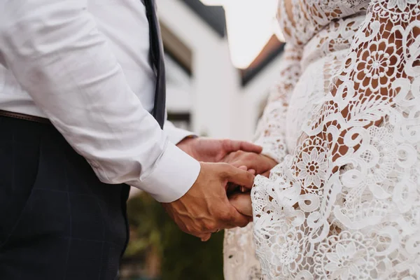 Närbild Ett Kärleksfullt Par Händer Deras Bröllopsdag Brud Och Brudgum — Stockfoto