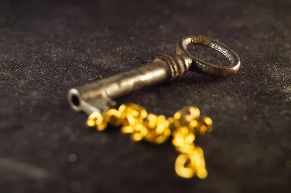 Close Uma Chave Vintage Com Uma Corrente Dourada Fundo Preto — Fotografia de Stock