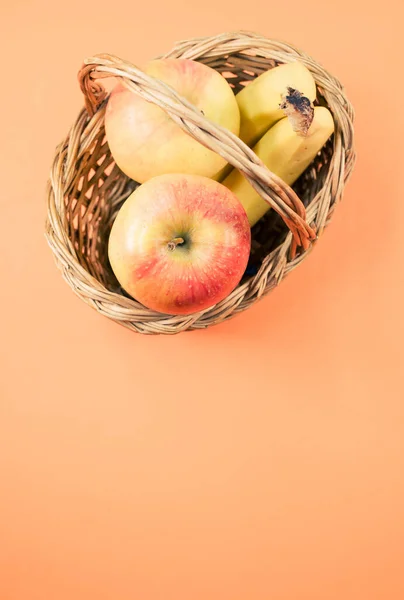 Vers Gezond Fruit Oranje Oppervlak Met Tekstruimte Appel Banaan — Stockfoto