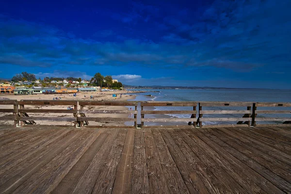 Uma Vista Panorâmica Uma Ponte Madeira Praia Sobre Fundo Azul — Fotografia de Stock