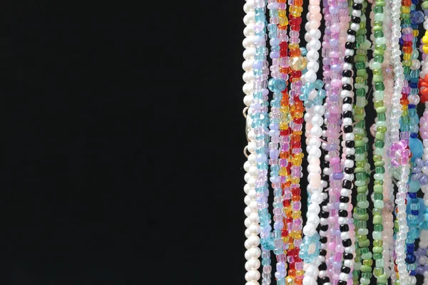 Stojak Biżuterię Kolorowymi Naszyjnikami — Zdjęcie stockowe
