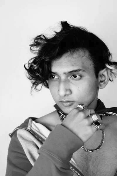 Graustufen Eines Indischen Hipsters Der Vor Der Kamera Posiert — Stockfoto