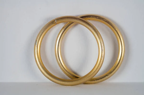 Egy Közeli Felvétel Két Fém Gyűrűről Arany Színű Vállfáknak — Stock Fotó