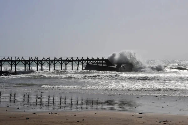 Onda Maré Contra Cais Ilha Baleares Lanzarote Espanha Oceano Atlântico — Fotografia de Stock