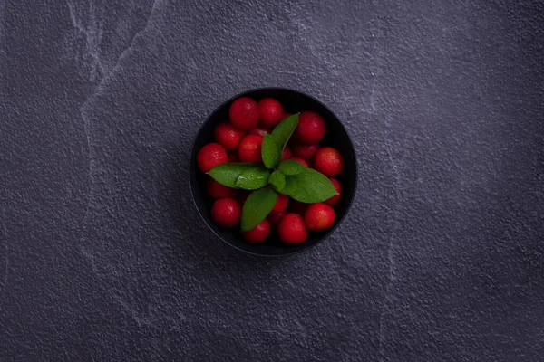 Delicioso Plato Ciruelas Rojas Frescas Del Campo Para Disfrutar —  Fotos de Stock