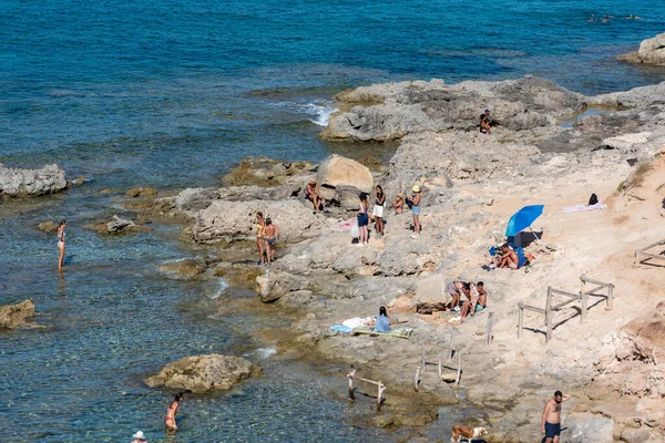 Formentera Spain Aug 2021 Tourists Swimming Sunbathing Beautiful Rocky Beach — Stock Photo, Image