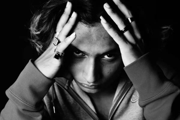 インド人青年の真剣な顔のグレースケールショット — ストック写真
