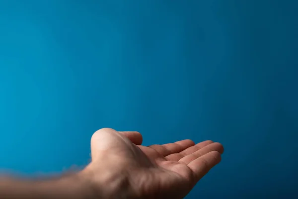 Close Macho Mostra Mão Estendida Isolada Fundo Azul — Fotografia de Stock