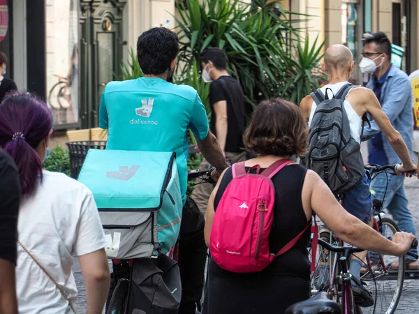 Milan Itálie Srpna 2021 Zadní Pohled Chodce Cyklisty Rušné Ulici — Stock fotografie