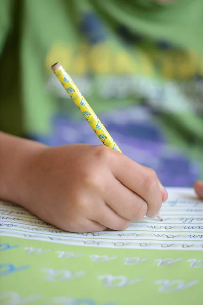 Primer Plano Vertical Niño Aprendiendo Escribir Cartas — Foto de Stock