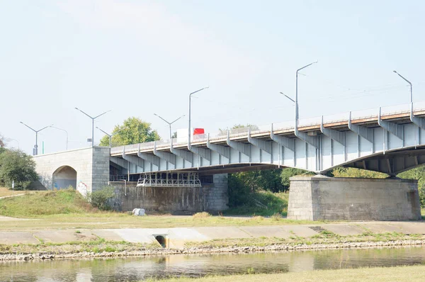 Een Opname Van Een Brug Met Postlichten Een Zonnige Dag — Stockfoto