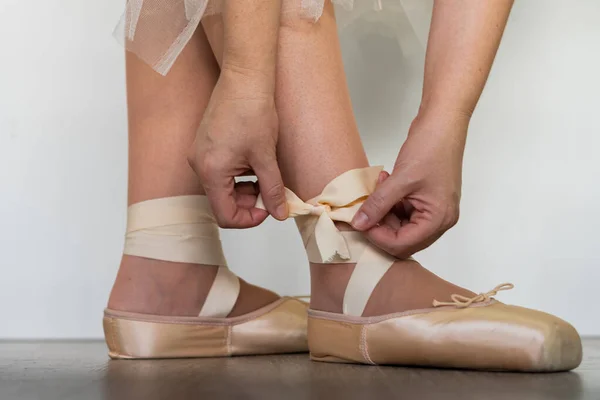 Gambe Balletto Danza Ragazza Con Gonna Tulle Scarpe Rosa Diversi — Foto Stock