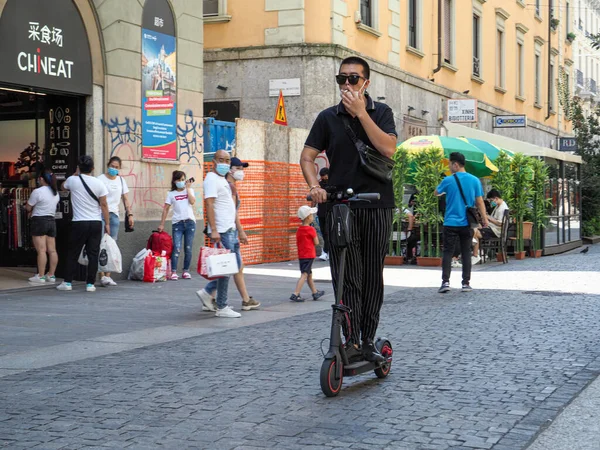 Милан Италия Августа 2021 Года Человек Маске Лица Едет Электрическом — стоковое фото