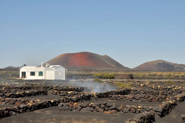 Bungalow Espanhol Branco Único Largura Paisagem Vulcânica Preta Ilha Canary — Fotografia de Stock