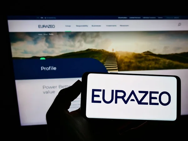 Stuttgart Germania Agosto 2021 Persona Con Smartphone Con Logo Della — Foto Stock