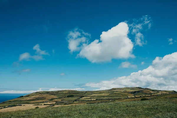 Живописная Облачность Над Обширными Ландшафтами Моря Португальских Азорских Островах — стоковое фото
