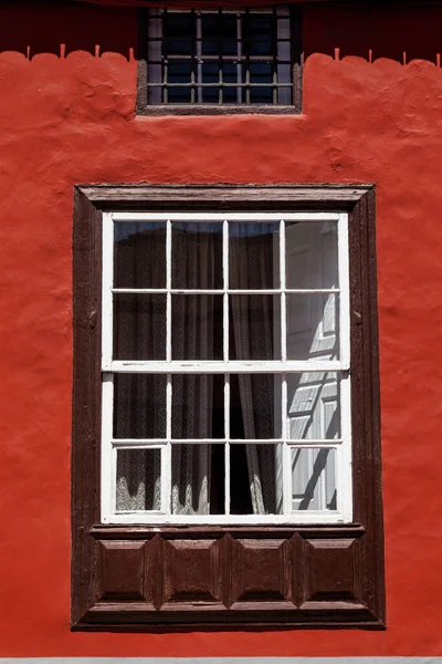 Вертикальный Крупный План Красного Окна Здания — стоковое фото